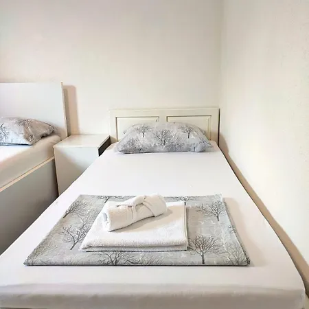 A&a - Free Private Parking 모스타르