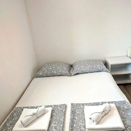 A&a - Free Private Parking Apartment